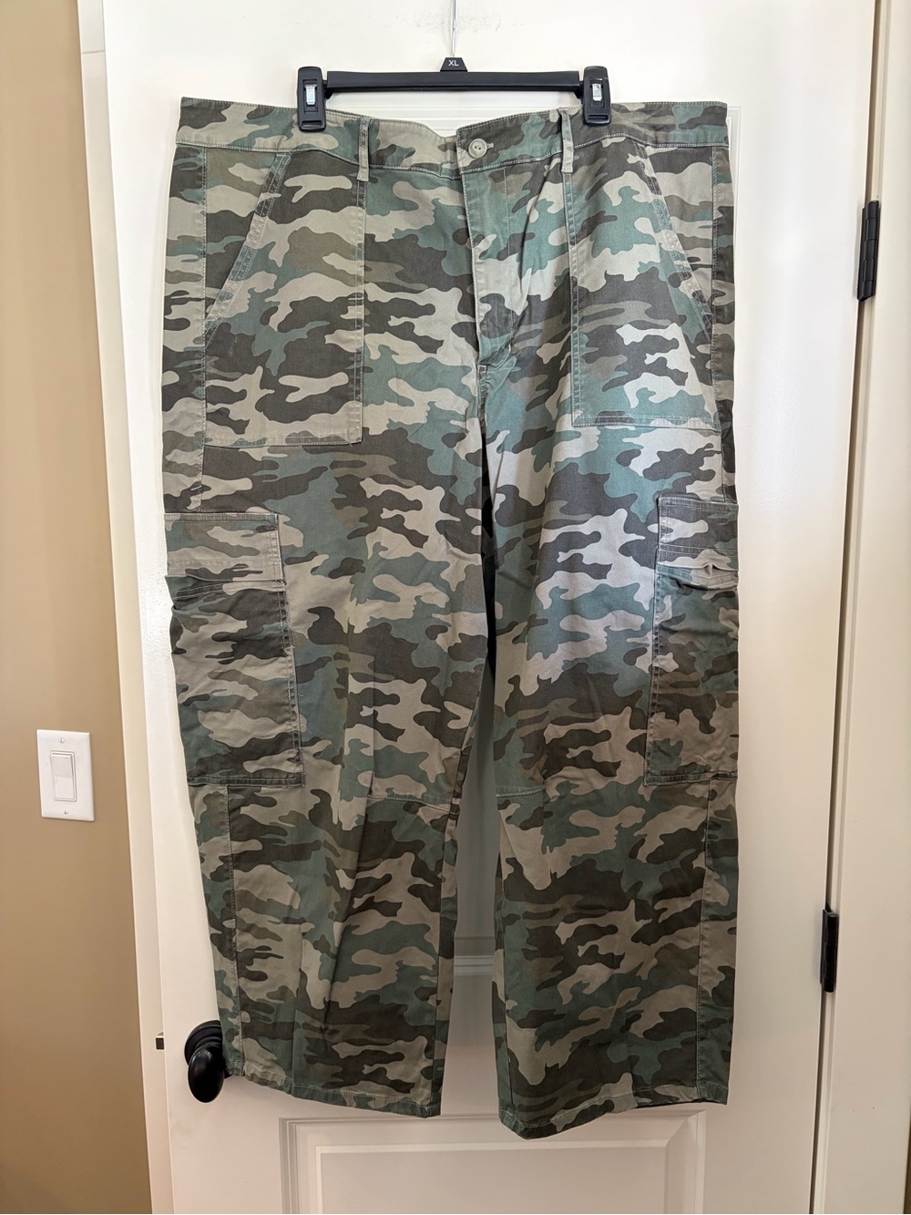 Universal Thread Women’s Green Camo Cargo Barrel Leg Pants